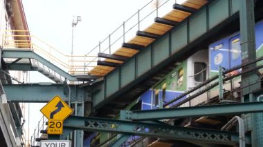 New York metrosu, metropol köprüsü, caddenin üstündeki metro yolu. Demiryolu taşımacılığı. Queensboro eski demiryolu, tren yolu. Queens toplu taşımacılığı. Long Island Şehri, Birleşik Devletler