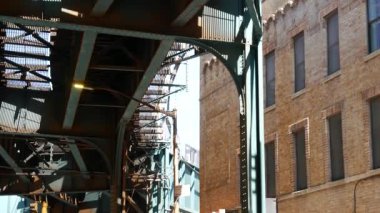 New York metrosu, metropol köprüsü, caddenin üstündeki metro yolu. Demiryolu taşımacılığı. Tren demiryolu hattında. Queens toplu taşımacılığı. Kahverengi tuğla. Long Island Şehri, Birleşik Devletler