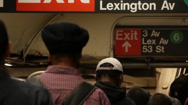 New York, Amerika Birleşik Devletleri - 31 Ağustos 2023: metro istasyonu içi, Lexington Bulvarı tabelası. Manhattan yeraltı metropolü. Metro taşımacılığı. Kamu yolcusu treni. Millet, yürüyen merdiven..