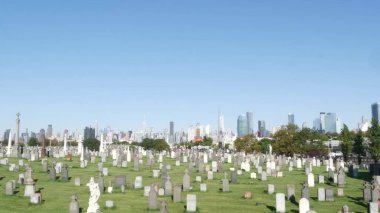 New York, ABD - 14 Eylül 2023: ABD 'deki Calvary Mezarlığı. Manhattan şehir merkezi siluet şehir mimarisi. Mezar taşları, büyük mezarlıklar. Geniş mezarlık çimenleri.
