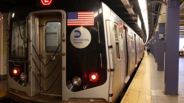 New York, ABD - 10 Eylül 2023 metro istasyonu, yeraltı metro platformu tabelası. Metro demiryolu yolcusu toplu taşıma. Yazı tahtası, Dünya Ticaret Merkezi. Oculus, Manhattan şehir merkezi..