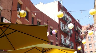 New York, ABD - 14 Eylül 2023: Manhattan Chinatown Doyers Caddesi, Çin etnik bölge mimarisi, ABD. Tuğla evler, kağıt fenerler, küçük Çin kasabası. Yangın merdiveni.