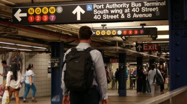 New York, ABD - 31 Ağustos 2023 Manhattan metro istasyonu içi, yeraltı metropolitan transferi. Toplu taşıma. Tren yolu değiştirme merkezi, yolcu trafiği kavşağı. NYC 'deki insanlar.