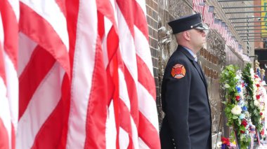 New York City, ABD - 11 Eylül 2023: İtfaiyeciler Vatanseverlik Günü 'nü kutladı. 911 'i onurlandıran muhafız, anma duvarı, FDNY anma yıldönümü. İtfaiye İstasyonu, Manhattan 10 İtfaiye Merkezi.