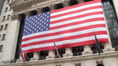 New York City, ABD - 9 Eylül 2023: Aşağı Manhattan Finansal Bölgesel Şehir Mimarisi. Kocaman bir Amerikan bayrağı. Wall Street Borsa Binası, ABD Borsa Ticareti.