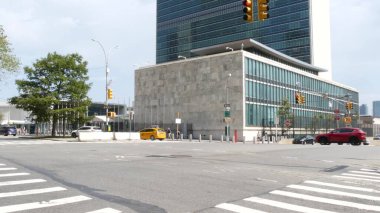 New York, ABD - 4 Eylül 2023: Birleşmiş Milletler Genel Merkezi, Manhattan Midtown, ABD. Diplomatik politik uluslararası organizasyon, Genel Kurul. Sokak trafiği, sarı taksi arabası..