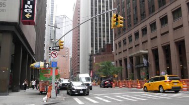 New York, Amerika Birleşik Devletleri - 9 Eylül 2023 Manhattan Financial District Water Caddesi kavşağı. Amerikan New York şehri hayatı. Şehir trafiği. Sarı taksi. İnsanlar yayalar, zebra.