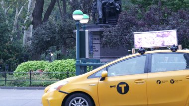 New York, ABD - 8 Eylül 2023 Manhattan Midtown Broadway, 23 sokak, 5 bulvar kavşağı. Flatiron Binası 'ndan Madison Square Park, ABD. İnsanlar, metro ve sarı taksi. Yağmur yağar.