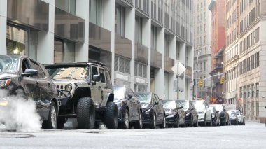 New York, ABD - 9 Eylül 2023: rögar kapağından sıcak duman, Con Edisons Steam sistemi. Yol buharı, Beaver Caddesi 'ndeki araba, NYC Finansal Bölgesi, Aşağı Manhattan, ABD. Şehir manzarası