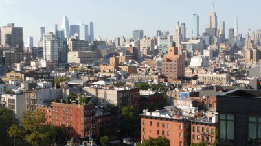 New York, Amerika Birleşik Devletleri - 7 Eylül 2023: Manhattan Skyline şehir manzarası. Empire State Binası, Hudson Metrosu. Çatı, konutların çatısı. Şehir sokak mimarisi. Şehir merkezi, Doğu köyü.