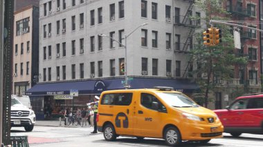 New York, ABD - 29 Ağustos 2023 Manhattan Midtown 34 Sokak, Lexington Lex Bulvarı kavşağı. ABD 'de şehir yolu. İnsanlar ve arabalar. Trafik Kontrol Polisi ya da NYPD bayrağı.