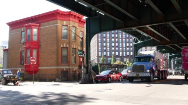 New York, Birleşik Devletler - 31 Ağustos 2023: sokağın üstündeki metro yükseltilmiş. Yolun üzerindeki Metropolitan Köprüsü, Queens. Long Island metro hattı, Court Meydanı. Metalik demiryolu altında arabalar. NYC şehir hayatı