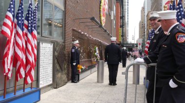 New York City, ABD - 11 Eylül 2023: İtfaiyeciler Vatanseverlik Günü 'nü kutladı. 911 'i onurlandıran muhafız, anma duvarı, FDNY anma yıldönümü. İtfaiye İstasyonu, Manhattan 10 İtfaiye Merkezi.