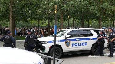 New York City, ABD - 11 Eylül 2023: İtfaiyeciler Vatanseverlik Günü 'nü kutladı. Polis arabaları, polis memurları 911 Memorial Havuzları yakınlarında. NYPD İtfaiye Merkezi, Manhattan 10 İtfaiye Merkezi, ABD.