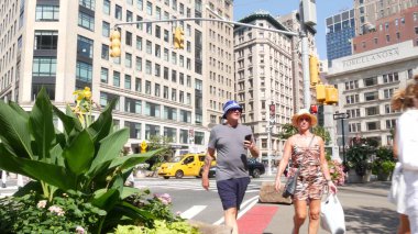 New York, ABD - 6 Eylül 2023 Manhattan Midtown Broadway, 23 sokak, 5 bulvar kavşağı. Madison Park yakınlarındaki Worth Meydanı, Flatiron, ABD. Porcelanosa 'da. - İnsanlar. Sarı taksi.