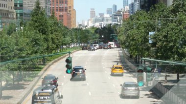 New York, Amerika Birleşik Devletleri - 31 Ağustos 2023 Manhattan Financial District caddesi kavşağı. Şehir trafiği. İnsanlar yayalar. Dünya Ticaret Merkezi Anıt Alanı. Skyline.