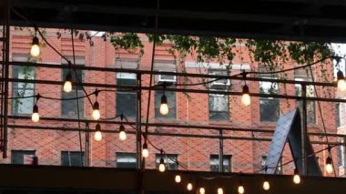 New York City klasik bina mimarisi. Şehir dışındaki konutlar. ABD 'de gayrimenkul. Tipik kırmızı tuğla cephesi. Chelsea 'de yüksek hat sonu, Köfte Bölgesi. Ampul çelengi