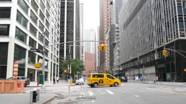 New York, Amerika Birleşik Devletleri, 9 Eylül 2023 Manhattan Financial District Water Caddesi kavşağı. ABD şehir hayatı. Şehir trafiği. Sarı taksi. İnsanlar yayalar. Duman yığını