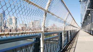 New York, ABD - 14 Eylül 2023: Manhattan Köprüsü 'nden Brooklyn Dumbo' ya. Amerika 'nın turistik yerleri, turistik yerler. Kablolu yayın köprüsü. Yaya yolu perspektifi. Şehir merkezindeki gökyüzü manzarası.