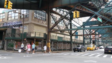 New York, Amerika Birleşik Devletleri - 2 Eylül 2023: şehir caddesi üzerinde metro yükseltilmiş. Yolun üzerindeki Metropolitan Köprüsü, Queens. Long Island metro hattı üzerinde, Birleşik Devletler. Araba rayların altında. Queensboro