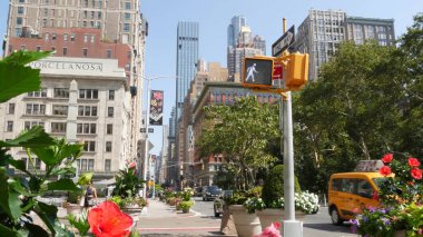 New York, ABD - 6 Eylül 2023 Manhattan Midtown Broadway, 23 sokak, 5 bulvar kavşağı. Madison Park yakınlarındaki Worth Meydanı, Flatiron, ABD. Porcelanosa 'da. - İnsanlar. Sarı taksi.
