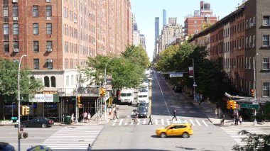 New York, ABD - 1 Eylül 2023: Chelsea şehir mimarisi High Line, Manhattan Midtown Street, 10 Avenue 'den. Amerikan kırmızı tuğlalı binalar, araba trafiği, sarı taksi..