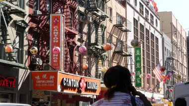 New York, ABD - 14 Eylül 2023: Manhattan Chinatown Mott Caddesi, Çin etnik bölge binaları mimarisi, ABD. Kırmızı yuvarlak kağıt fenerler, insanlar ve hiyeroglifler. Küçük Çin.