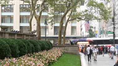 New York, Birleşik Devletler - 13 Eylül 2023 Manhattan Midtown, Beşinci Cadde. Bryant Park ve Kütüphane yakınlarında 42. Cadde kavşağı, ABD. Amerikan şehir trafiği, yağmurlu bir günde insanlar yaya..