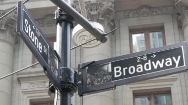 Broadway caddesi tabelası, Manhattan şehir merkezi finans bölgesi mimarisi, New York köşesi. Trafik levhası. Kahramanlar Kanyonu.