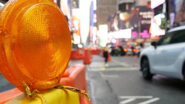 New York City Times Meydanı, Manhattan Midtown Broadway Caddesi, ABD. Amerikan New York şehir trafiğinin odak noktasından çıkartılması millet. Reklam tabelaları, reklam panoları. Yol çalışması bariyeri.