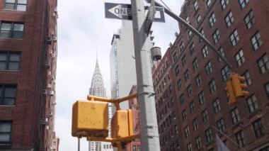 New York City kavşağı, Lexington caddesi kavşağı tabelası. Chrysler binası, Midtown bölgesi, NYC, ABD. Yükselen gökdelen mimarisi, tek yönlü yol işareti, trafik ışığı