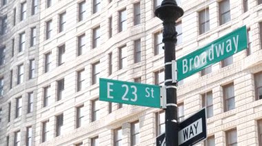 Broadway caddesi tabelası, Manhattan şehir merkezi mimarisi, New York köşesi. Trafik levhası. Madison Square Park yakınlarındaki Flatiron Binası. 23. Cadde, Bway ve 5. Cadde 'nin kesiştiği yerde..