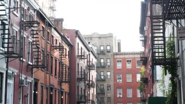 New York City klasik bina mimarisi. Şehir dışındaki konutlar. ABD 'de gayrimenkul. Tipik kırmızı tuğla cephesi. Greenwich Village Gay Caddesi. Yangın çıkışı, acil merdiven çıkışı..