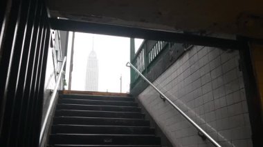 New York metro metrosu. Empire State binası. Metropolitan girişi ya da çıkışı, Manhattan, 34. Cadde. New York şehir merkezi finans sektörü. Toplu taşıma istasyonu merdivenleri.
