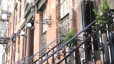 New York City konak binası, Brooklyn Heights yerleşim bölgesi, ABD. Brownstone şehir mimarisi, bağlı ev. Amerika Birleşik Devletleri emlak, Amerikan mülkü, New York 'ta apartmanlar ve evler.