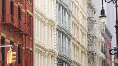 Broadway caddesi yakınlarındaki New York City Manhattan Soho moda bölgesi. Amerikan şehir binası cephesi, eski klasik Amerikan mimarisi. New York, Amerika 'dan alışveriş. İş ve konut mülkleri.