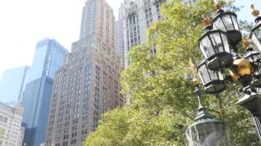 New York City Aşağı Manhattan, Downtown Finans Bölgesi mimarisi, Birleşik Devletler. Broadway caddesinde yüksek binalar, ABD. Amerikan şehir manzarası, New York City Hall Park 'taki çeşme. Yeşiller.