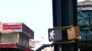 New York metrosu, metropol köprüsü, caddenin üstündeki metro yolu. Demiryolu taşımacılığı. Demiryolu hattı. Eski kafe, restoran. Court Square, Long Island City, Queens, ABD