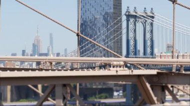 Brooklyn Köprüsü manzaralı New York City Manhattan Köprüsü. Şehir merkezindeki Empire State binası. ABD seyahat simgesi, New York silueti şehir manzarası. İkonik mimari kablolardan. Amerika Birleşik Devletleri 'ni Ziyaret Et.