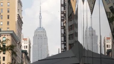 New York City Manhattan Midtown sokak mimarisi. Empire State binası, ABD 'de ikonik gökdelen. Amerikan şehir manzarası, ünlü NYC kulesi, Birleşik Devletler. Beşinci 5. Cadde. Greenwich Köyü.
