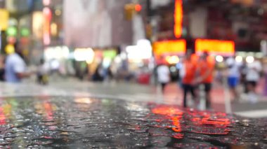 New York City Times Meydanı, Manhattan Midtown Broadway Caddesi, ABD. Islak Amerikan şehir yolu, sonbahar yağmurlu günü, trafik dağıldı. İnsanlar yayalar. Reklam tabelaları, reklam panoları.