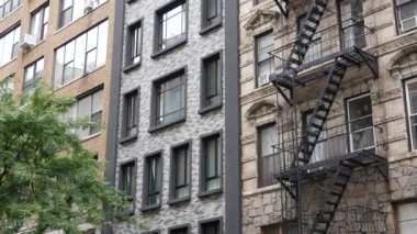 New York City klasik bina mimarisi. Şehir dışındaki konutlar. ABD 'de gayrimenkul. Amerika 'da tipik bir tuğla cephesi. Yangın çıkışı, acil merdiven çıkışı..