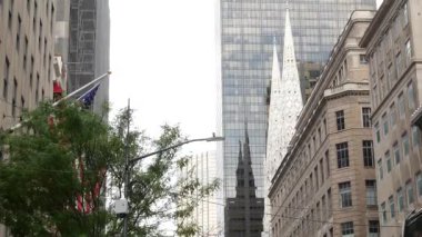 New York City Manhattan Midtown binası mimarisi, ABD 'de şehir sokağı. 5. Cadde 'deki konut ve iş yeri. Aziz Patrick Katedrali, yağmurlu bir günde. Amerikan Katolik Kilisesi