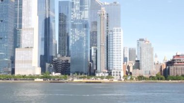 Nehir feribotundan New York City silueti. Manhattan Midtown, Hudson Yards feribotundan gökdelenler. Liman manzarası, nehir kenarındaki binalar, ABD.