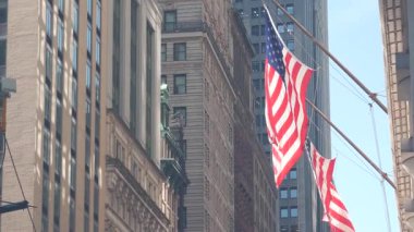 New York City Aşağı Manhattan, Downtown Financial District sokak mimarisi, Birleşik Devletler. Yüksek gökdelenler, konutlar, ofis binaları, Amerikan bayrağı. Gayrimenkul, ABD emlak. Fidi Kuleleri