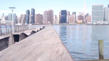 New York şehri kıyısı silueti, Manhattan şehir merkezi binaları, nehir kıyısındaki gökdelenler, doğu nehri suyu. Liman kenti manzarası, Gantry Plaza iskelesi, Long Island, Queens. Birleşik Devletler mimarisi.