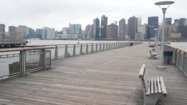 New York şehri kıyısı silueti, Manhattan şehir merkezi binaları, nehir kıyısındaki gökdelenler, doğu nehri suyu. Liman kenti manzarası, Gantry Plaza iskelesi, Long Island, Queens. Birleşik Devletler mimarisi.