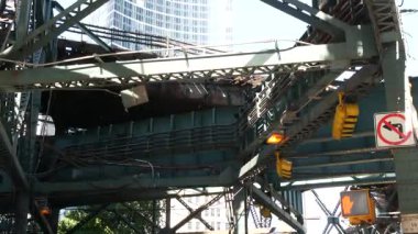 New York metrosu, metropol köprüsü, caddenin üstündeki metro yolu. Demiryolu taşımacılığı. Demiryolu hattı. Queens toplu taşımacılığı. Long Island City, Birleşik Devletler. Sarı trafik ışığı