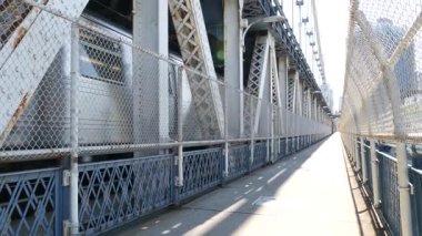 New York City Manhattan Köprüsü 'nden Brooklyn Dumbo' ya. Yaya yolundan gelen Amerikan metro treni. Birleşik Devletler demiryolu taşımacılığı. ABD 'de demiryolu trafiği ve mimarisi.