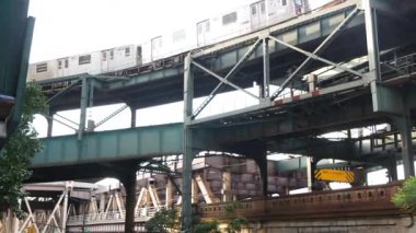 New York metrosu, metropol köprüsü, caddenin üstündeki metro yolu. Demiryolu taşımacılığı. Queensboro eski demiryolu, tren yolu. Queens toplu taşımacılığı. Long Island Şehri, Birleşik Devletler